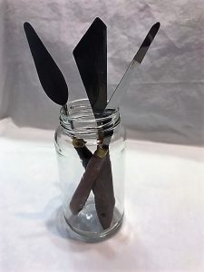 pittura di coltelli in un barattolo di vetro